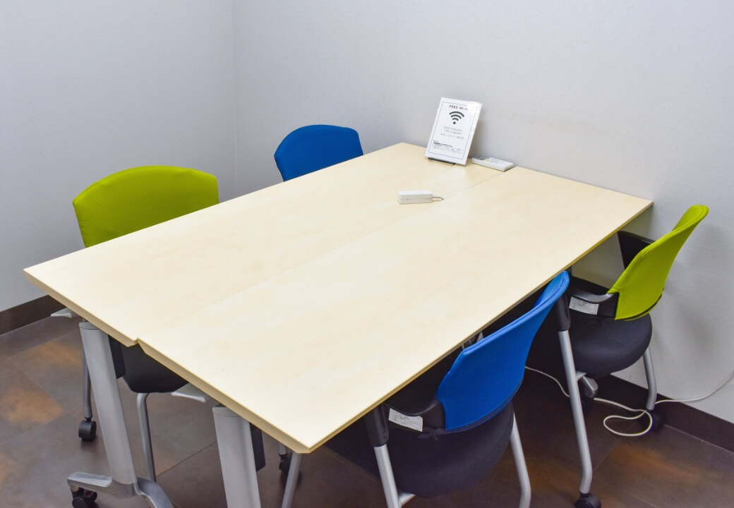 4人用ミーティングスペースの写真
